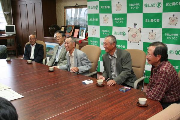 年配の男性5名が座って、笑いながら楽しそうに話している写真